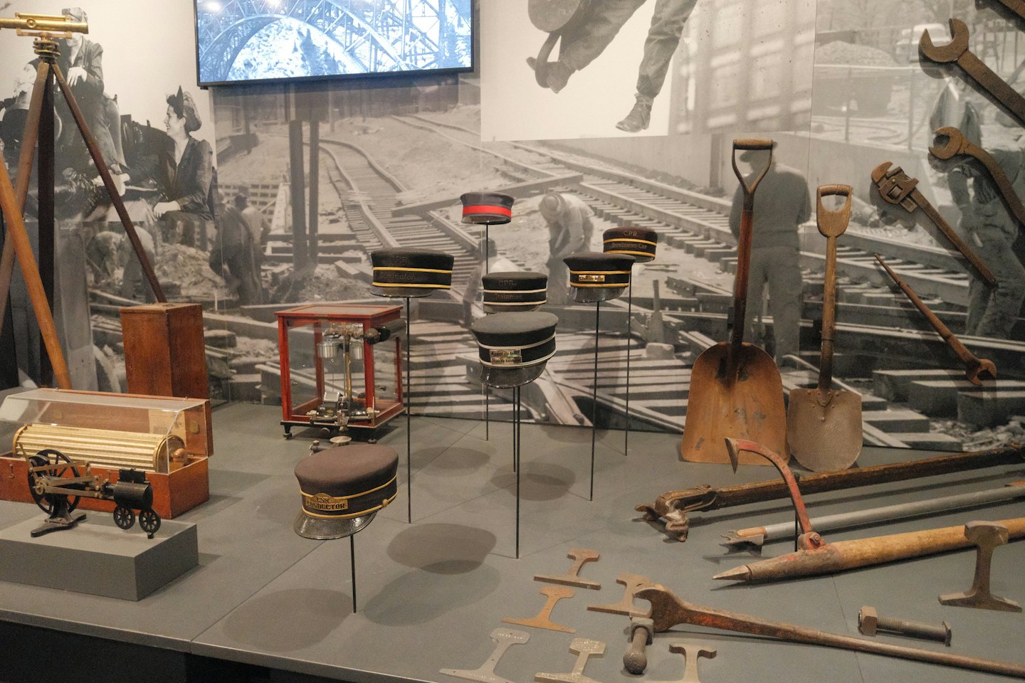 Manufatti storici ferroviari esposti in una mostra museale.