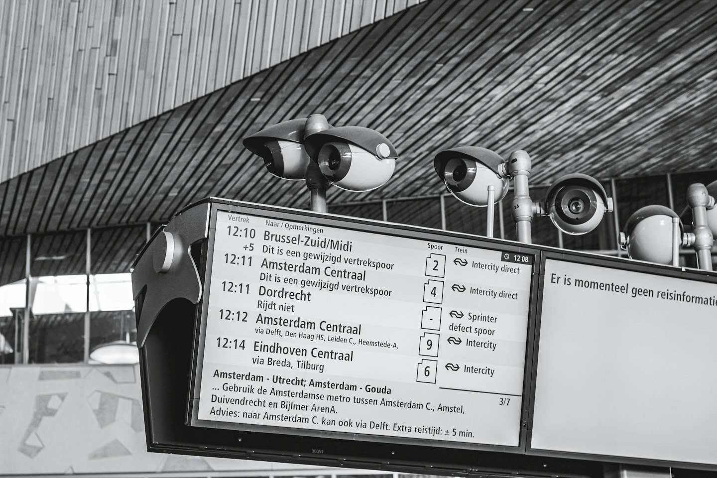 Informazioni sulla partenza dei treni visualizzate su uno schermo della stazione.